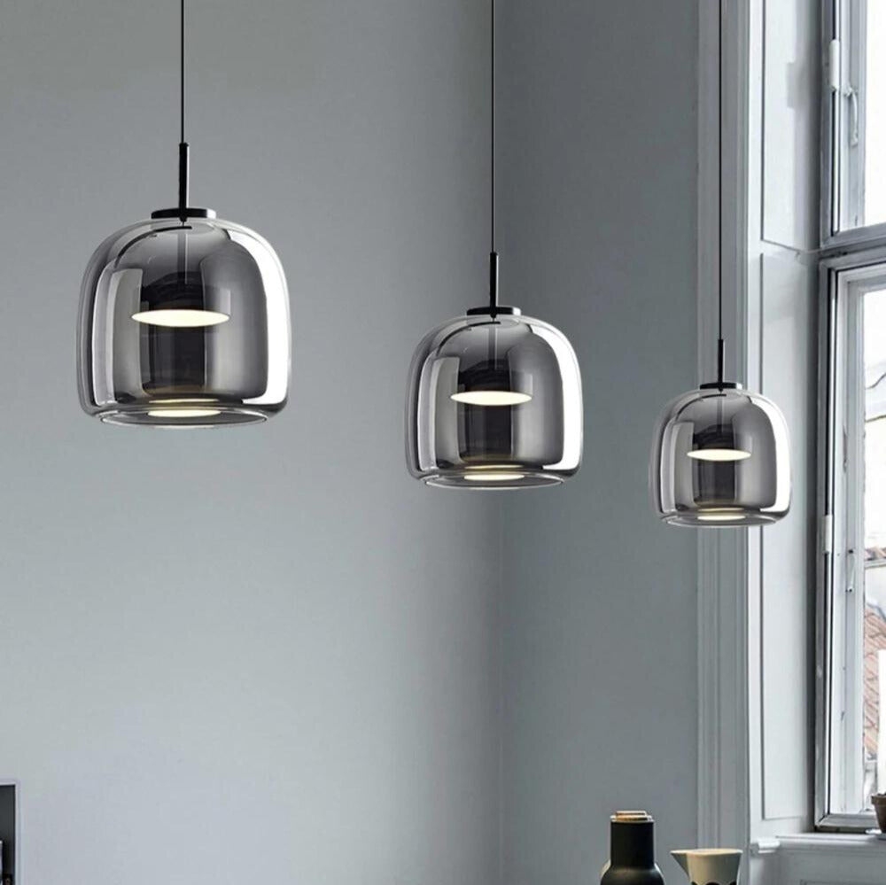 Elegancka lampa wisząca LED ze szkła dymionego, nowoczesne oświetlenie designerskie do jadalni.