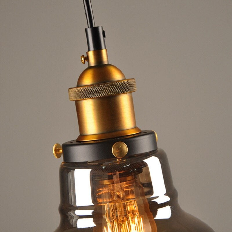Nastrojowe oświetlenie z lampy Art Déco. Szkło bursztynowe i szare. Tworzy ciepły klimat we wnętrzu vintage.