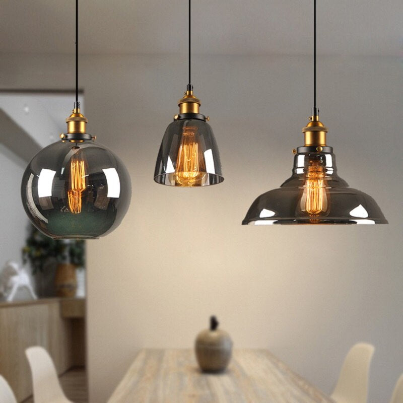 Ściemnialna lampa wisząca Art Déco. Bursztynowo-szare szkło, metal. Oświetlenie sufitowe idealne do salonu vintage.