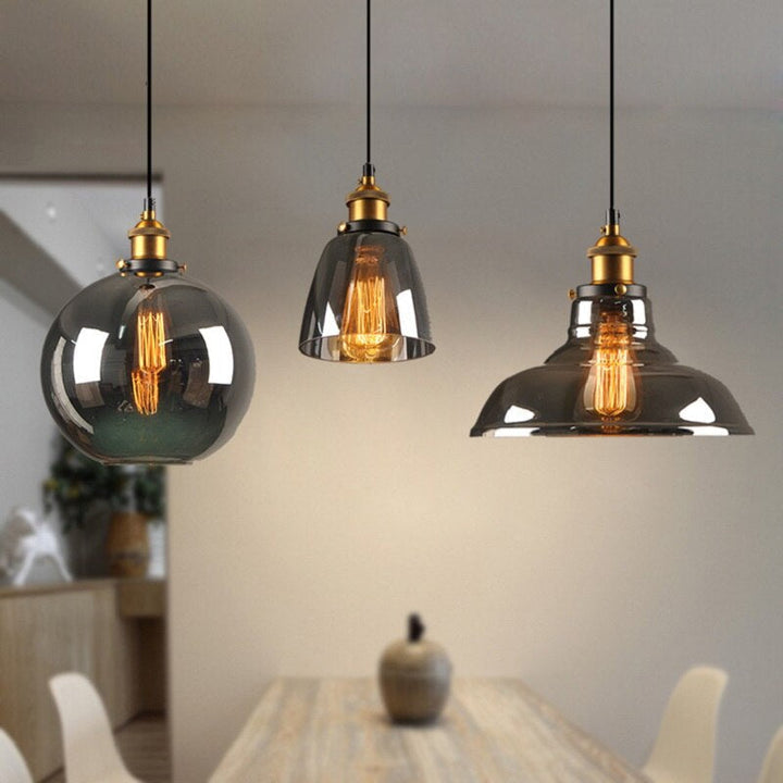 Ściemnialna lampa wisząca Art Déco. Bursztynowo-szare szkło, metal. Oświetlenie sufitowe idealne do salonu vintage.