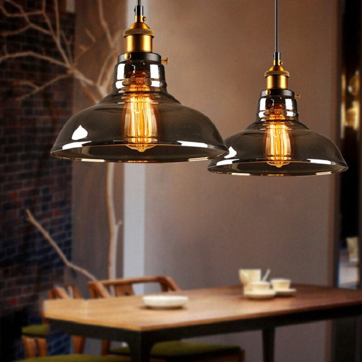 Detal: Bursztynowe i szare szkło lampy wiszącej Art Déco. Artystyczne zdobienia, vintage design, oświetlenie.