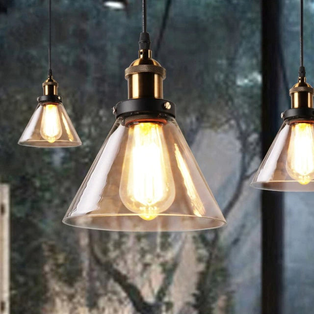 Metalowa oprawa antycznej lampy Art Déco. Eleganckie wykończenie. Retro oświetlenie sufitowe, dekoracja wnętrz.