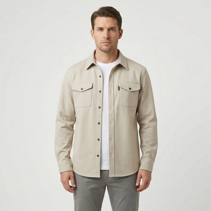 Casualowy męski overshirt z długim rękawem, wyposażony w funkcjonalne kieszenie na piersi. Komfortowy.