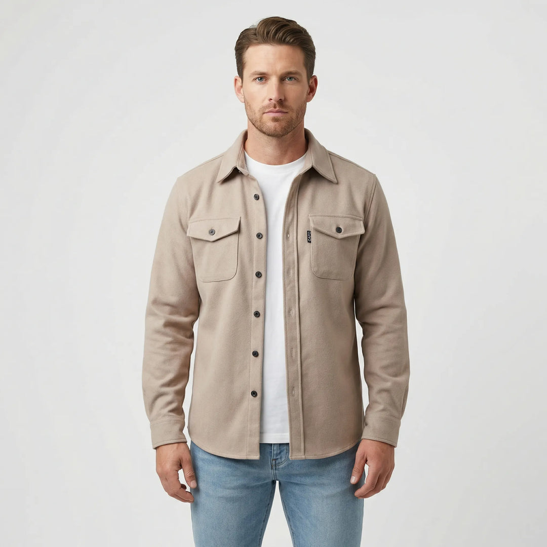 Nowoczesny męski overshirt o swobodnym kroju, z długim rękawem i kieszeniami, do warstwowych stylizacji.