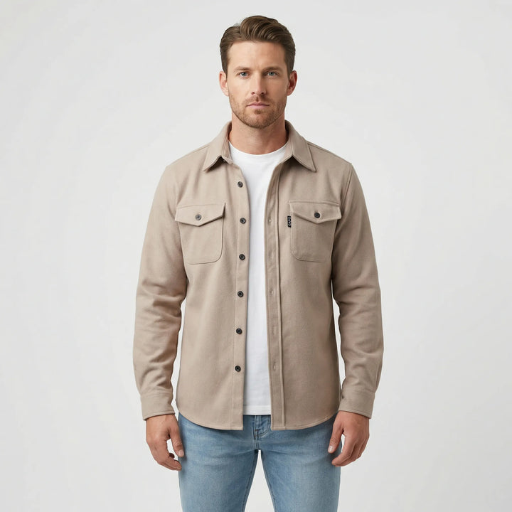 Nowoczesny męski overshirt o swobodnym kroju, z długim rękawem i kieszeniami, do warstwowych stylizacji.