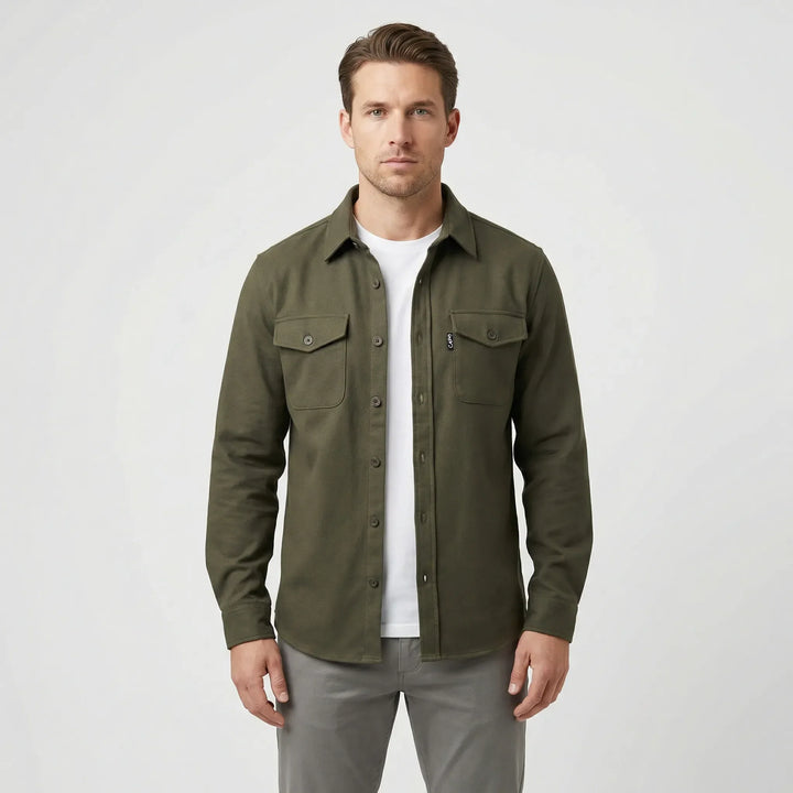 Praktyczny męski overshirt z kieszeniami, idealny do smart casualowych i miejskich stylizacji. Modna odzież.