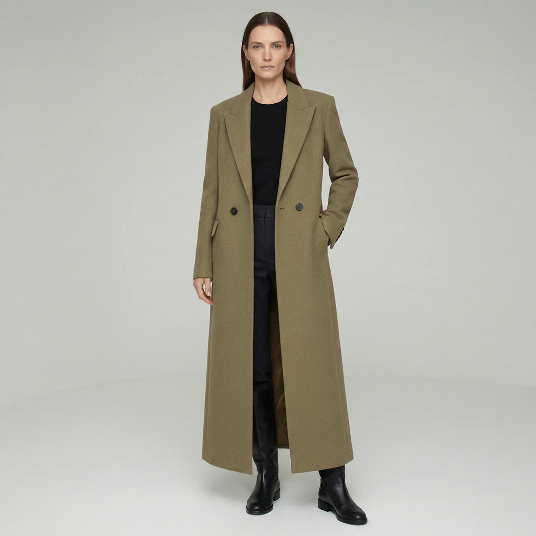 Ekskluzywny długi płaszcz Colleen w rubinowej czerwieni. Taliowany fason, synonim mody i elegancji.