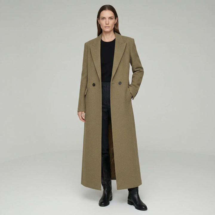 Ekskluzywny długi płaszcz Colleen w rubinowej czerwieni. Taliowany fason, synonim mody i elegancji.