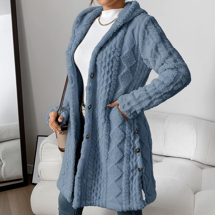 Modny długi sweter damski z kapturem, ciepły i elegancki, must-have w jesiennej garderobie.
