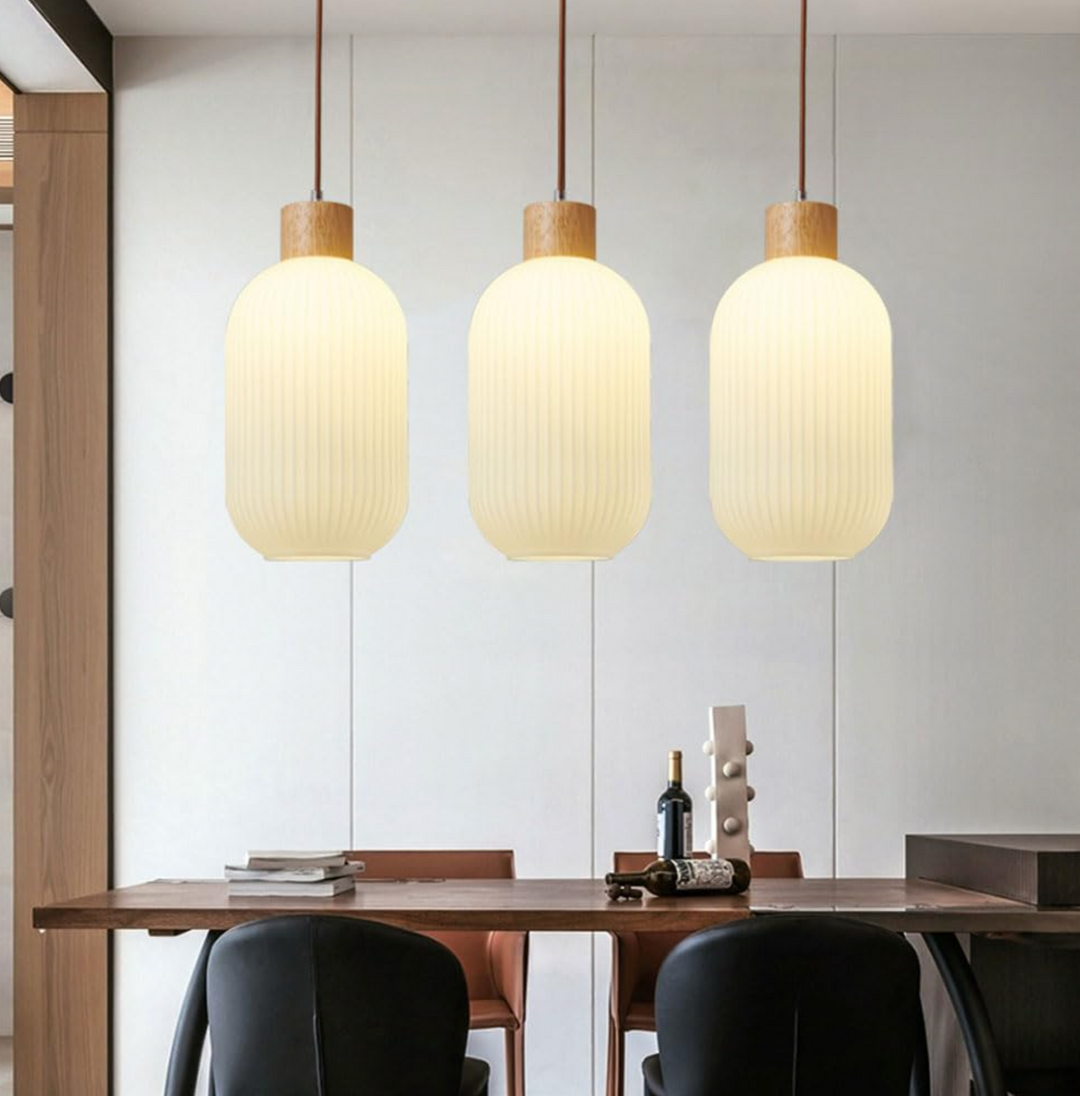 Stylowa lampa wisząca skandynawska. Szklane oświetlenie sufitowe do salonu, jadalni. Nowoczesny, minimalistyczny design.