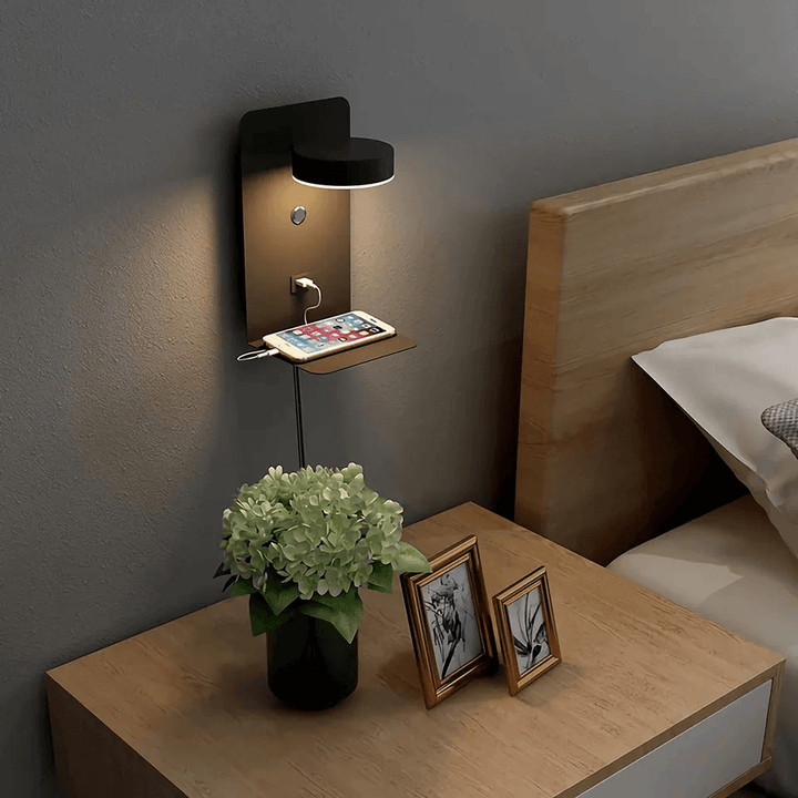 Nowoczesna czarna lampka nocna LED z obrotową głowicą 330° i wbudowaną ładowarką USB.