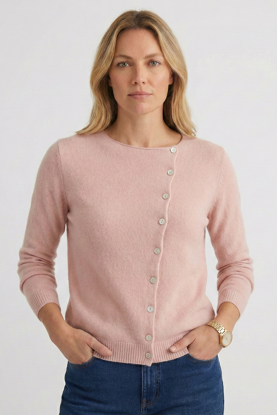 Elegancki damski sweter z guzikami, lekki i wygodny. Idealny do biura i na co dzień. Taliowany krój, długi rękaw.