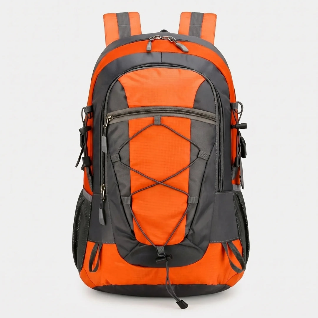 Uniwersalny, lekki plecak turystyczny daypack. Widok przodu z wieloma kieszeniami.