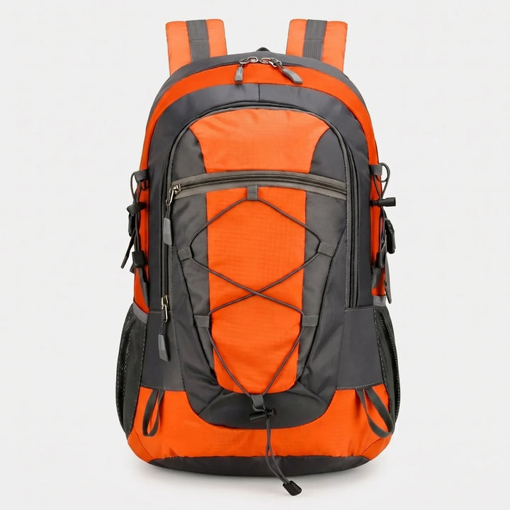 Uniwersalny, lekki plecak turystyczny daypack. Widok przodu z wieloma kieszeniami.