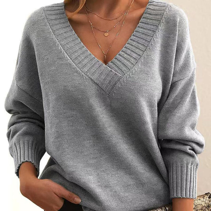 Stylowy sweter damski Liliana z dekoltem V, idealny do modnych stylizacji jesienno-zimowych.