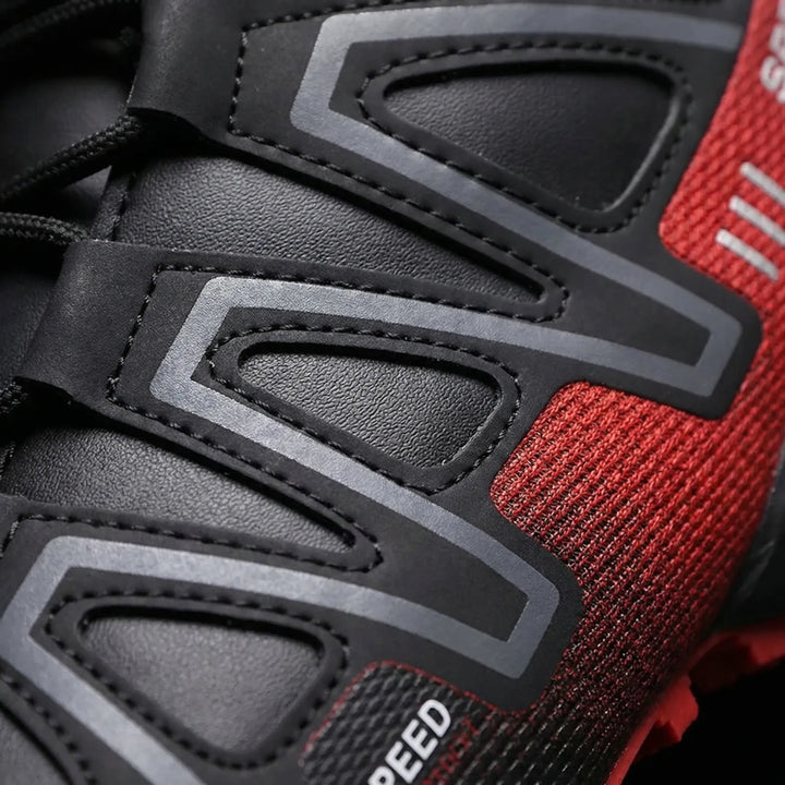 Męskie buty trekkingowe w akcji podczas zimowej wędrówki, zapewniające ciepło i stabilność w terenie.