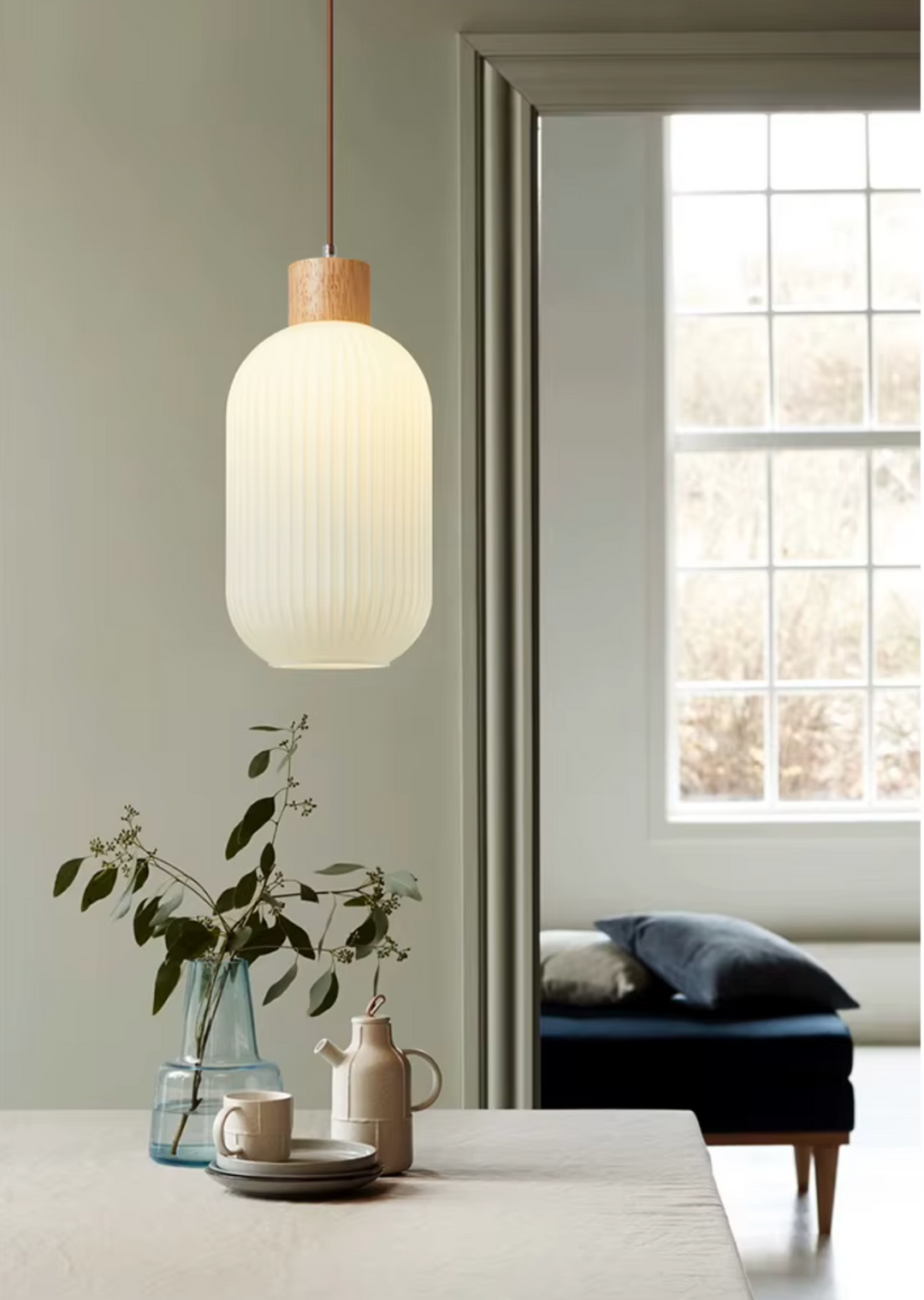 Nowoczesna lampa wisząca skandynawska. Szklane oświetlenie do wnętrz, minimalistyczny design sufitowy. Domowa elegancja.
