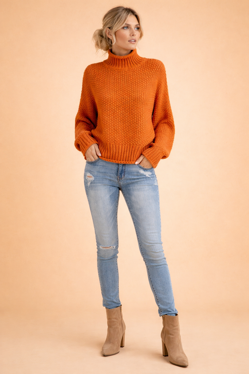 Luźny sweter damski oversize z golfem. Stylowy, komfortowy i modny dodatek do jesiennych i zimowych stylizacji.