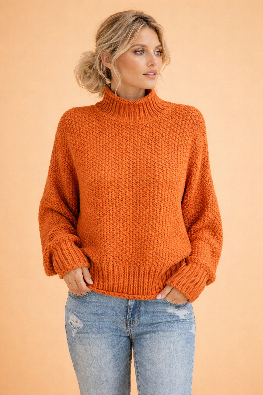 Beżowy sweter damski oversize z miękkim golfem, modny i luźny. Idealny do codziennych stylizacji.