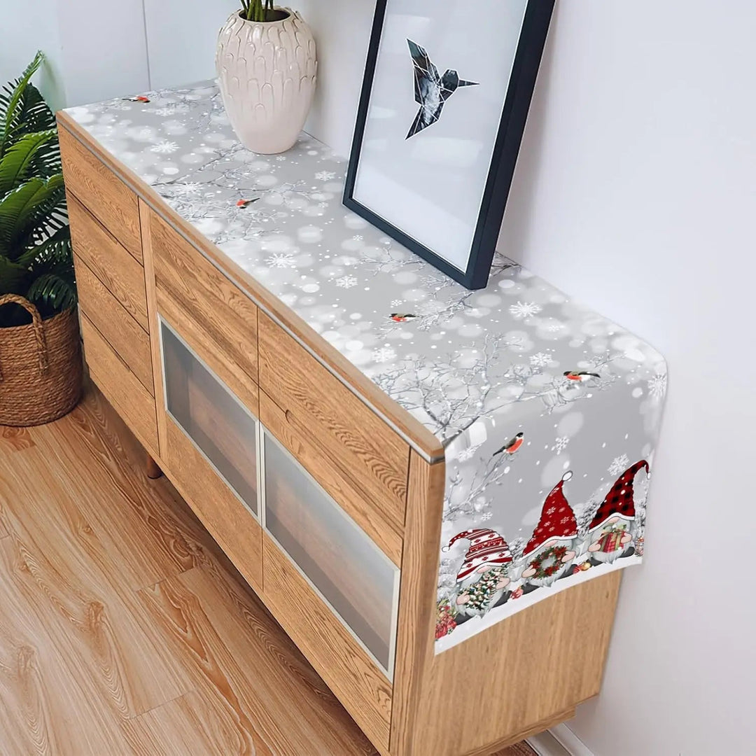 Świąteczny styl: lniany biegacz z wesołymi gnomami i płatkami śniegu. Piękna dekoracja stołu na Boże Narodzenie.