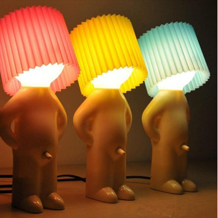 Urocza dekoracyjna lampka biurkowa LED w kształcie figurki, dostępna w kolorach żółtym, niebieskim, różowym.