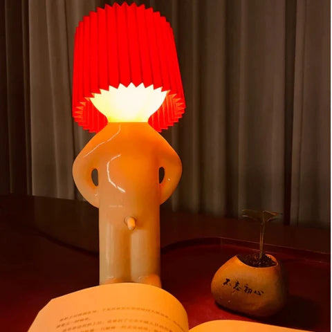 Zabawna lampka biurkowa LED z figurką ABS. Idealny prezent i dekoracja do pokoju dziecka lub salonu.