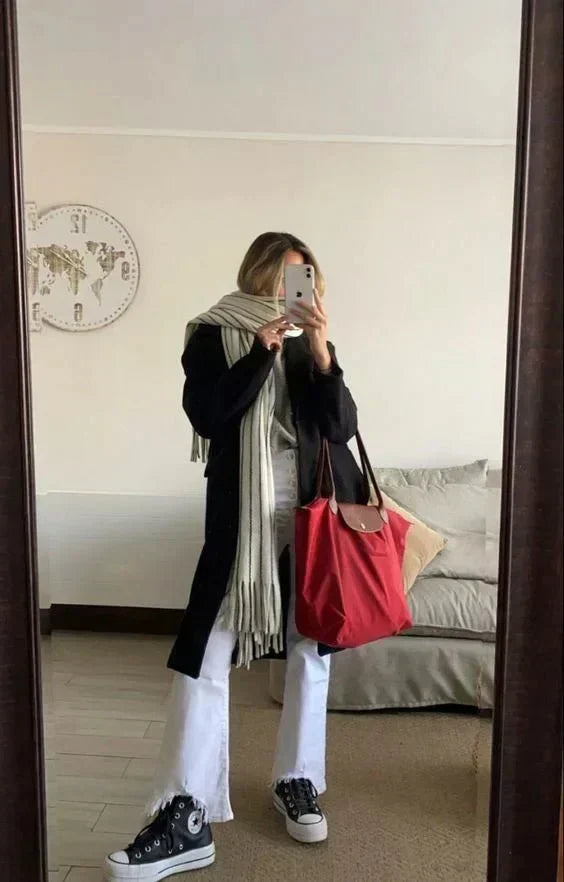 Elegancka damska torebka, idealna na ramię. Stylowa i funkcjonalna modna torebka na co dzień i do pracy.