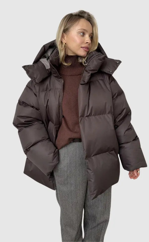 Modna damska kurtka puchowa na zimę, elegancka i ciepła. Idealna do zimowych stylizacji.