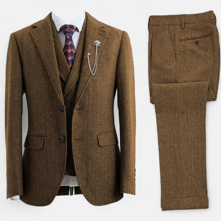 Szary garnitur męski slim fit w jodełkę, trzyczęściowy z kamizelką. Elegancki wybór na ślub lub wieczorne wyjście.