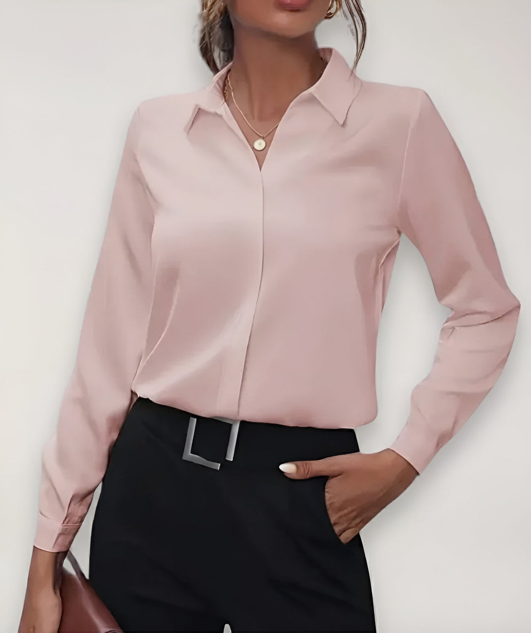 Modna koszula damska smart casual z długim rękawem i klasycznym kołnierzykiem. Idealna do biura.