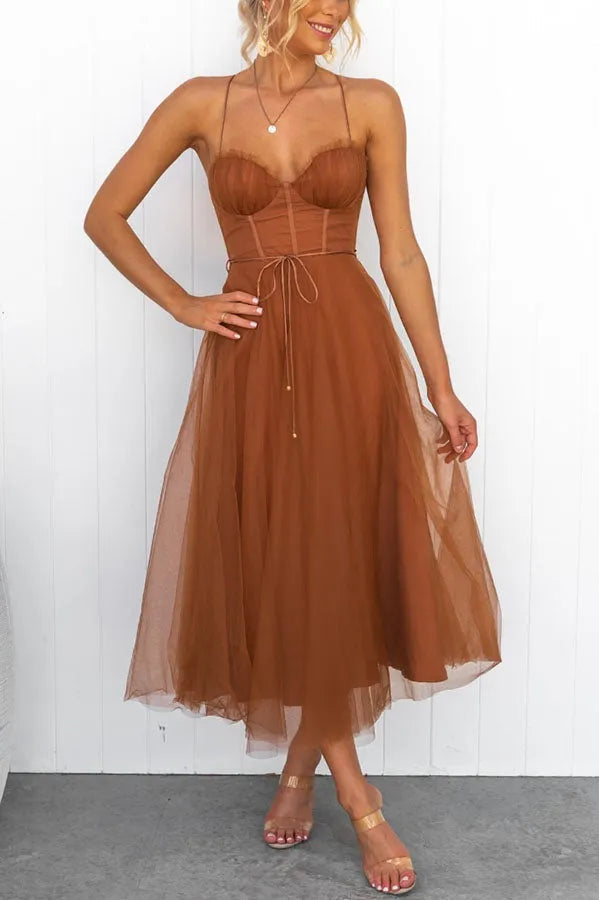 Dopasowana sukienka gorsetowa midi z tiulową spódnicą. Kobieca i elegancka na wesele.
