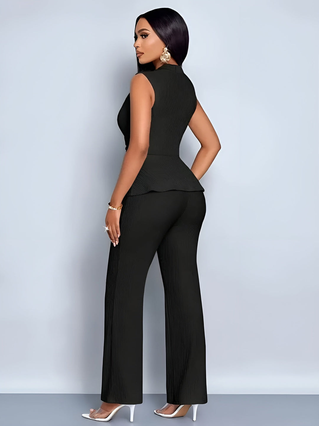 Dwuczęściowy komplet damski: plisowany top V-neck i spodnie wide leg. Elegancki i casualowy na wiosnę/lato.