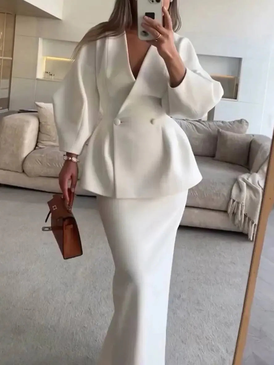 Damska elegancka marynarka z bufkami i dekoltem V-neck, część kompletu spódnicowego biznesowego.
