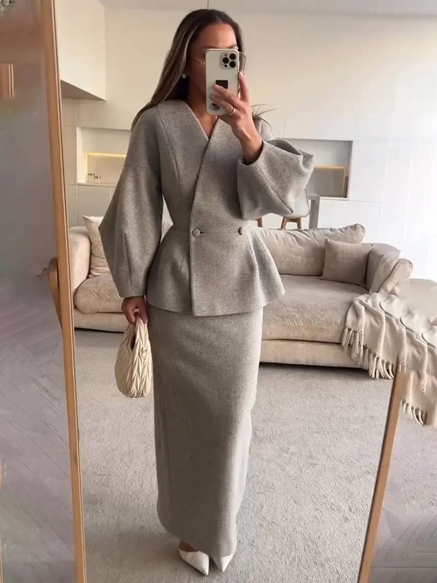 Modny, elegancki komplet damski. Garnitur spódnicowy z marynarką V-neck i bufiastymi rękawami.