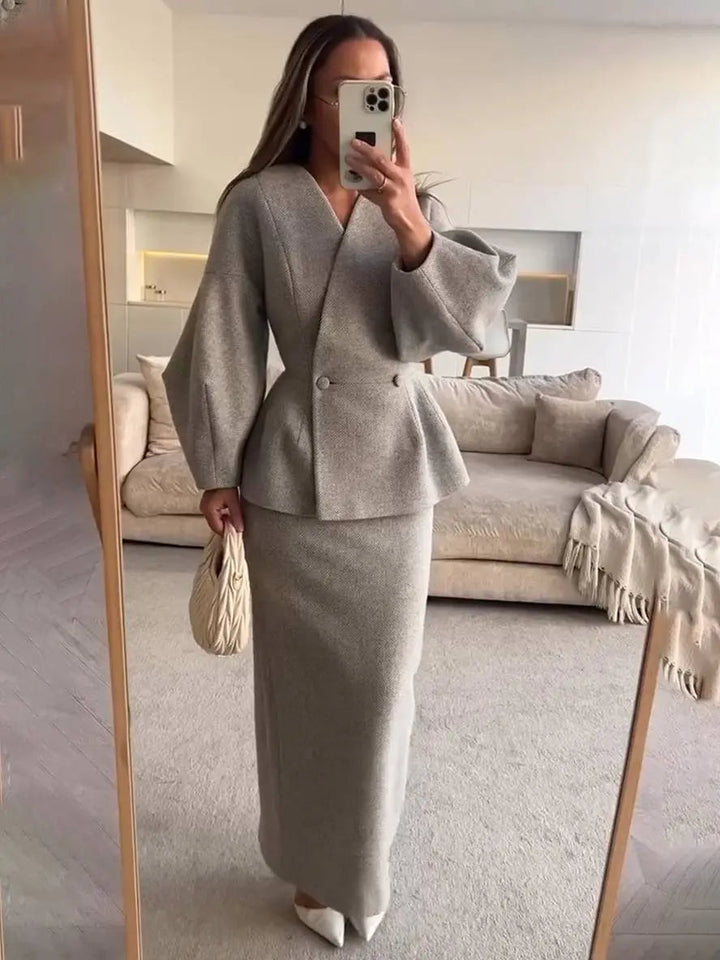 Modny, elegancki komplet damski. Garnitur spódnicowy z marynarką V-neck i bufiastymi rękawami.