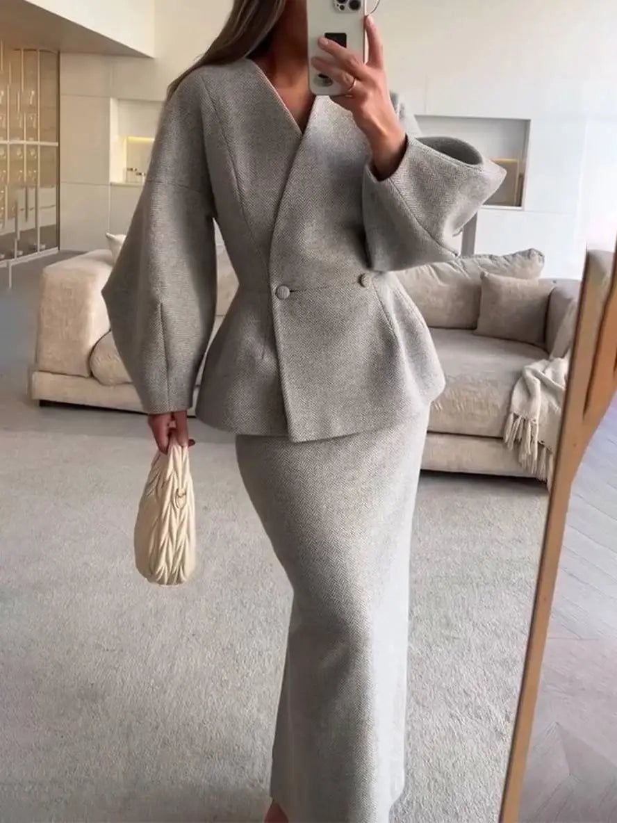 Zestaw damski: elegancka marynarka z bufkami V-neck i dopasowana spódnica. Stylizacja biznesowa.
