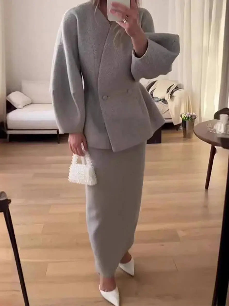 Klasyczny elegancki damski garnitur spódnicowy. Idealny na formalne okazje i do pracy.