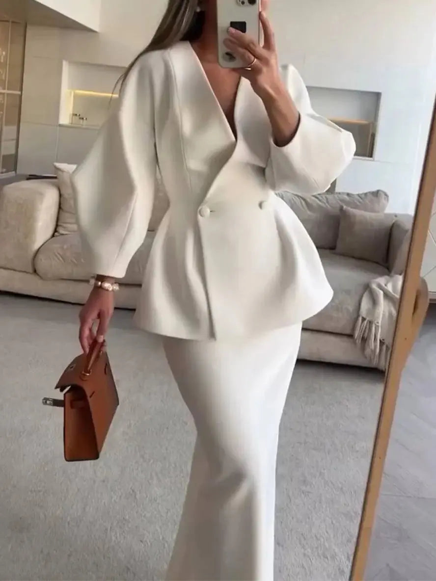 Elegancki garnitur spódnicowy damski z blazerem z bufkami i dekoltem V-neck. Komplet formalny.