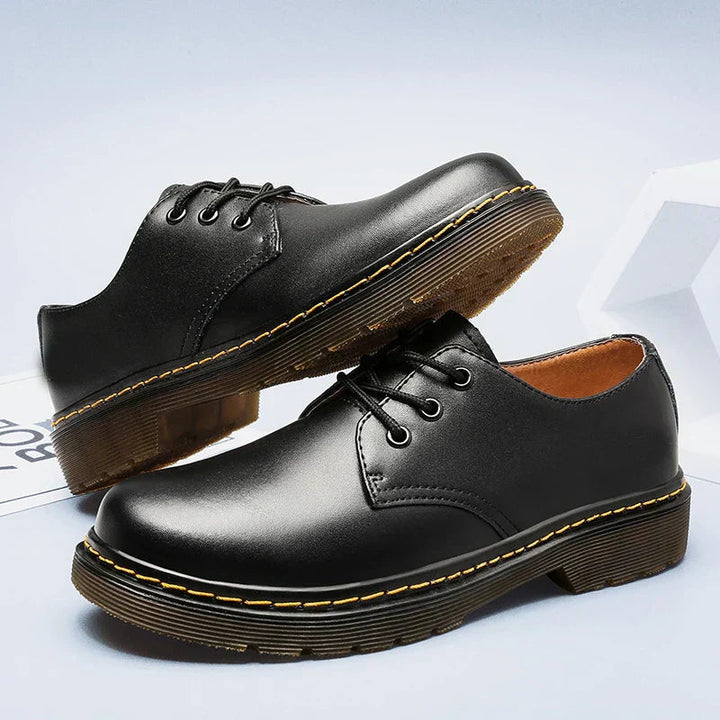 Eleganckie męskie buty Oxford ze skóry, czarne, sznurowane, idealne na wizytowe okazje i do biżyznesowego stroju.