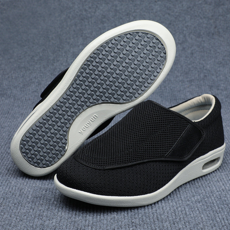 Zbliżenie na męskie buty wsuwane, prezentujące detale materiału i ich sportowy fason.