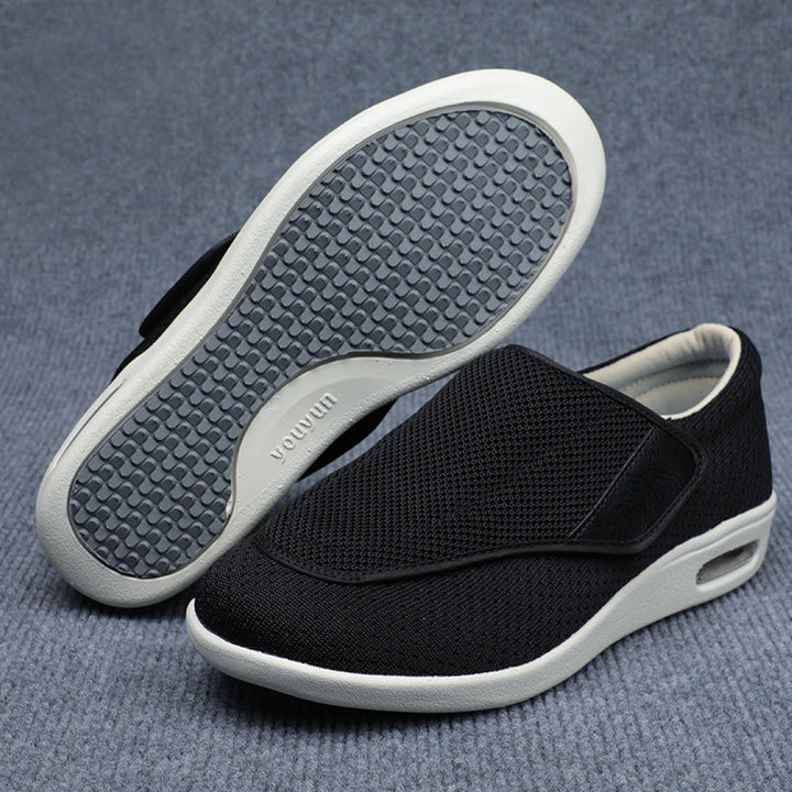 Zbliżenie na męskie buty wsuwane, prezentujące detale materiału i ich sportowy fason.
