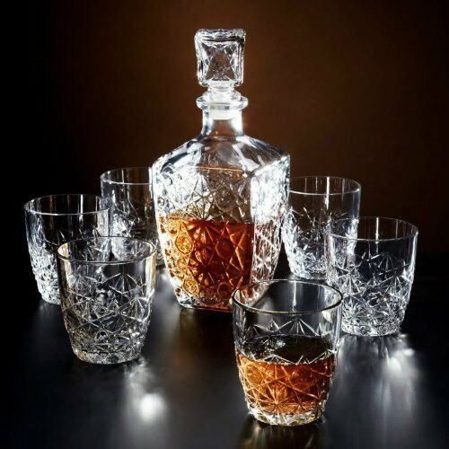 Luksusowy zestaw do whisky: elegancka szklana karafka i szklanki. Idealny prezent do domowego baru.