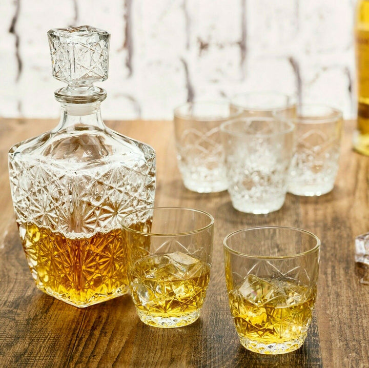 Elegancka karafka do whisky i szklanki z grubego szkła. Stylowa dekoracja wnętrz i domowego baru.