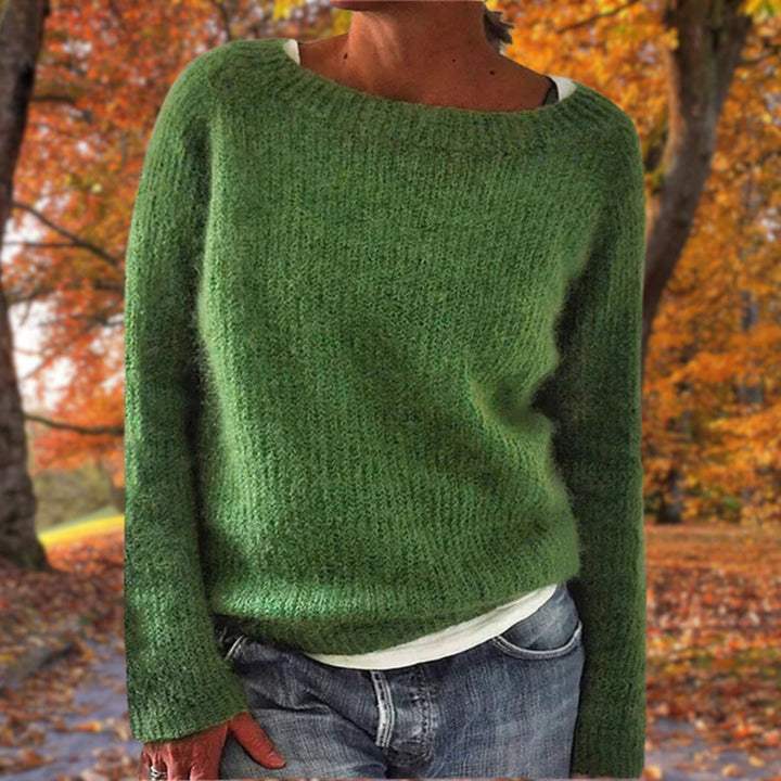 Damski sweter o klasycznym kroju, elegancki i wygodny. Idealny na jesienne i zimowe chłodne dni.