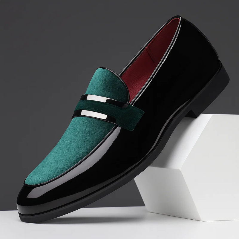 Męskie eleganckie mokasyny wizytowe do garnituru. Lakierowane buty formalne na spotkania biznesowe.