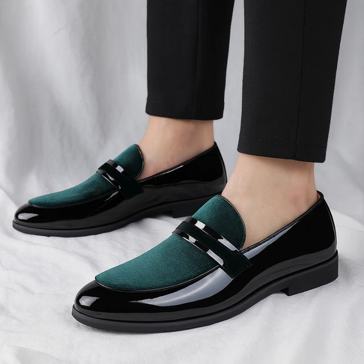 Stylowe lakierowane mokasyny męskie slip-on. Eleganckie buty wizytowe zapewniające komfort i klasę.