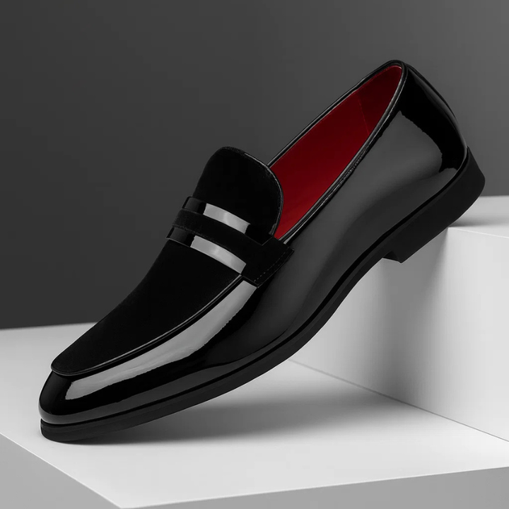 Para męskich lakierowanych mokasynów. Eleganckie buty wizytowe slip-on do garnituru na specjalne okazje.