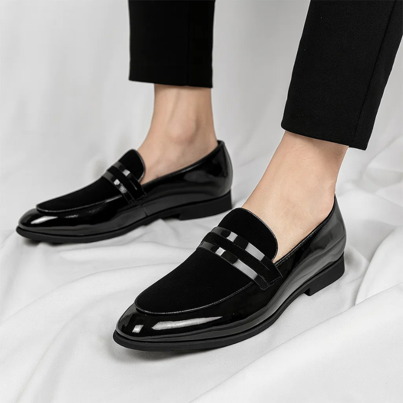 Klasyczne męskie mokasyny lakierowane. Czarne, eleganckie buty wizytowe slip-on, idealne do formalnego stroju.