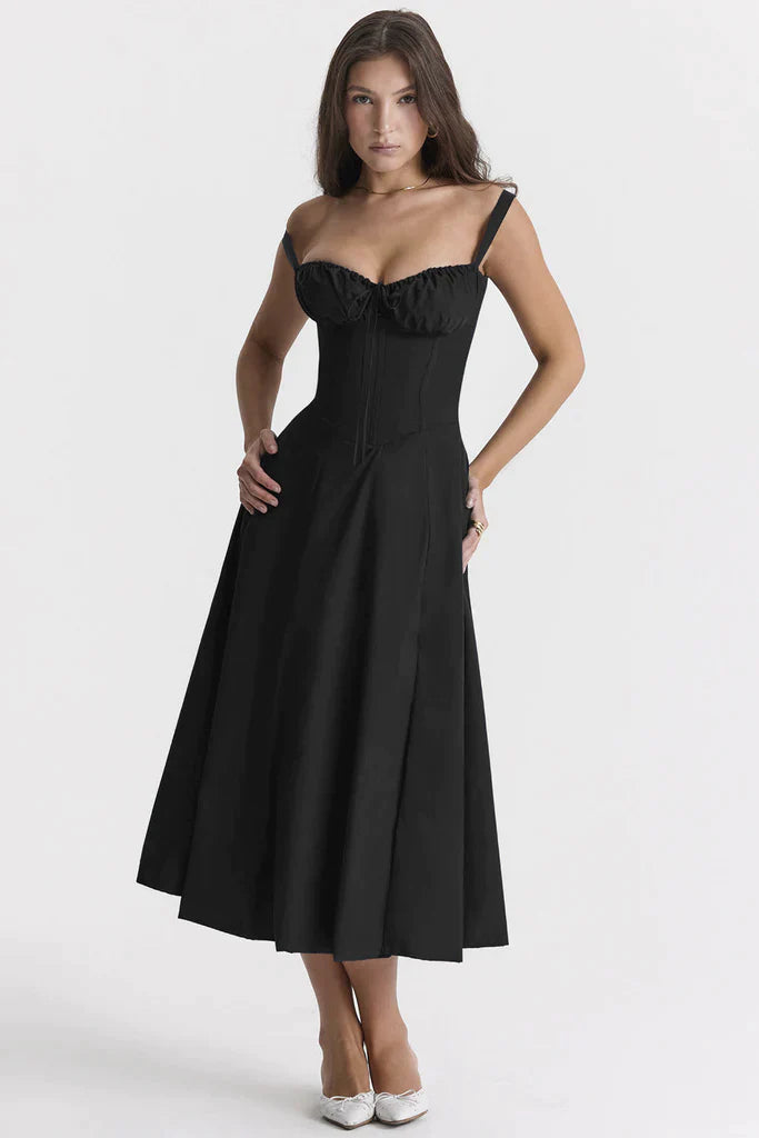 Damska sukienka maxi Marah z bustierem, stylizowana na eleganckie wyjście. Zestawiona z dodatkami.