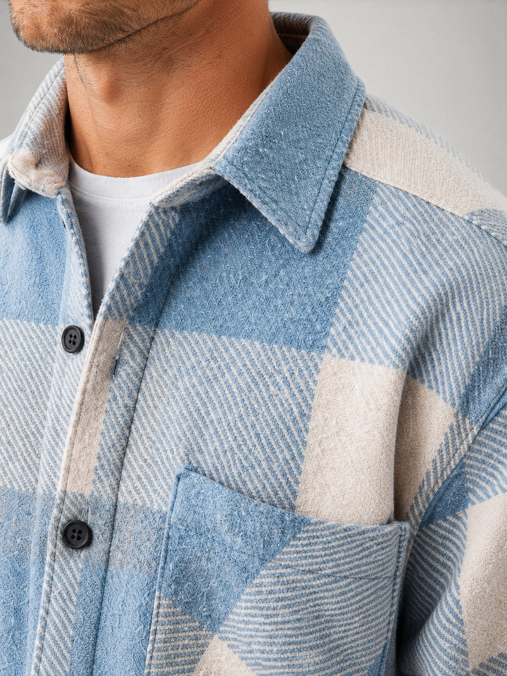 Flanelowa koszula męska w kratę, z długim rękawem, doskonała jako overshirt do stylizacji warstwowych.